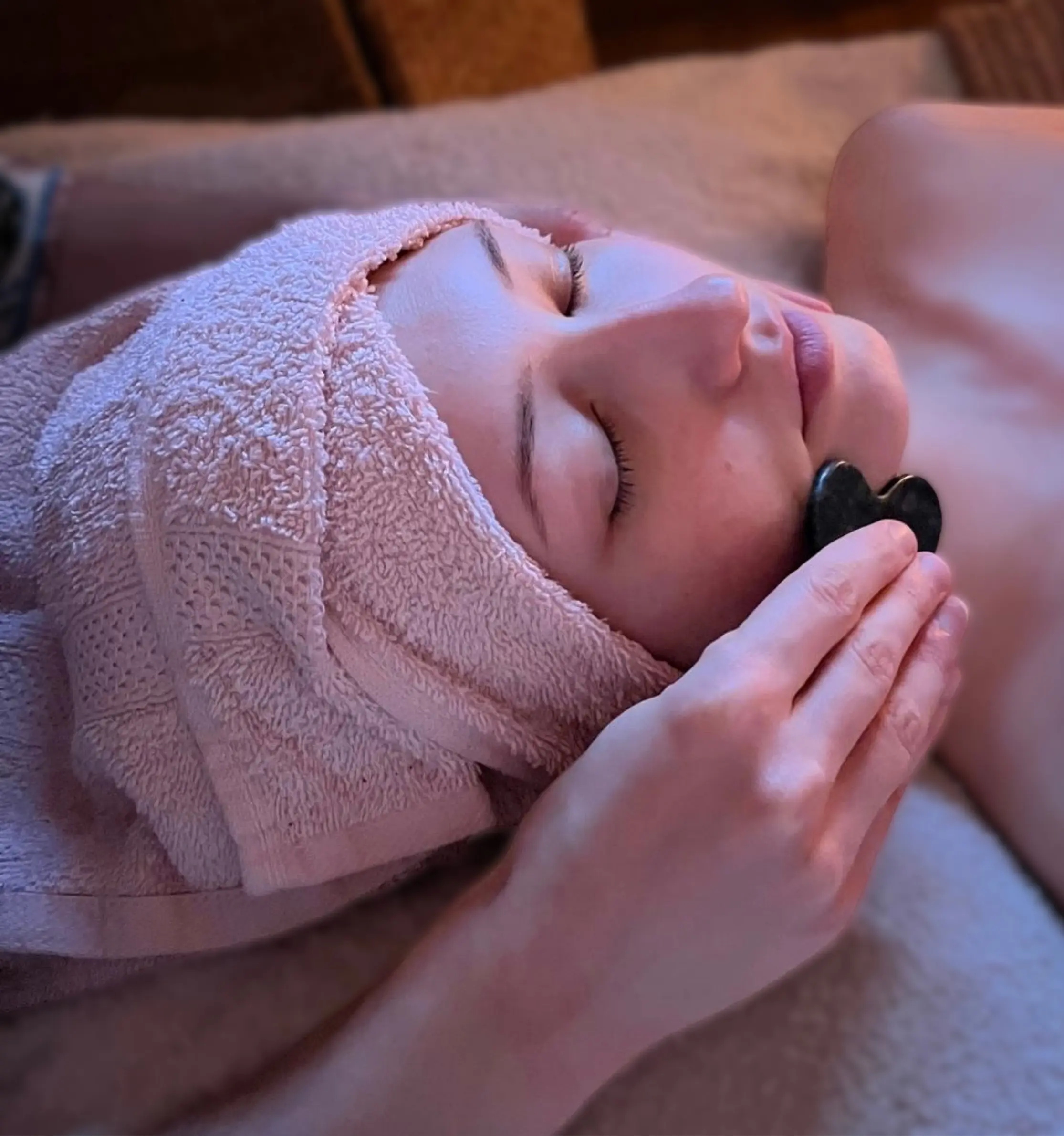 Soin du visage relaxant au gua sha, galet en pierre, au cabinet L'Instant Marie