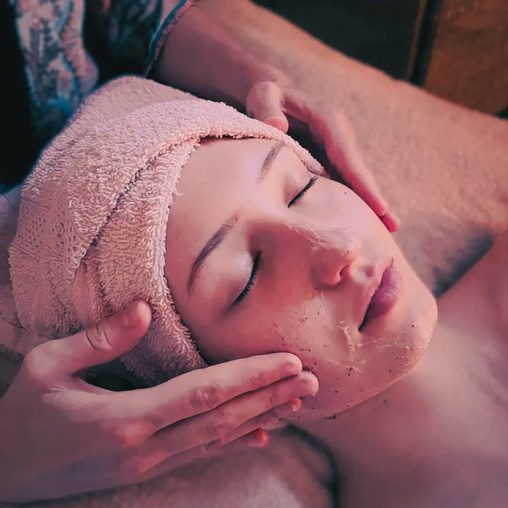 Soin du visage liftant inspiré du Kobido, mains encadrant le visage